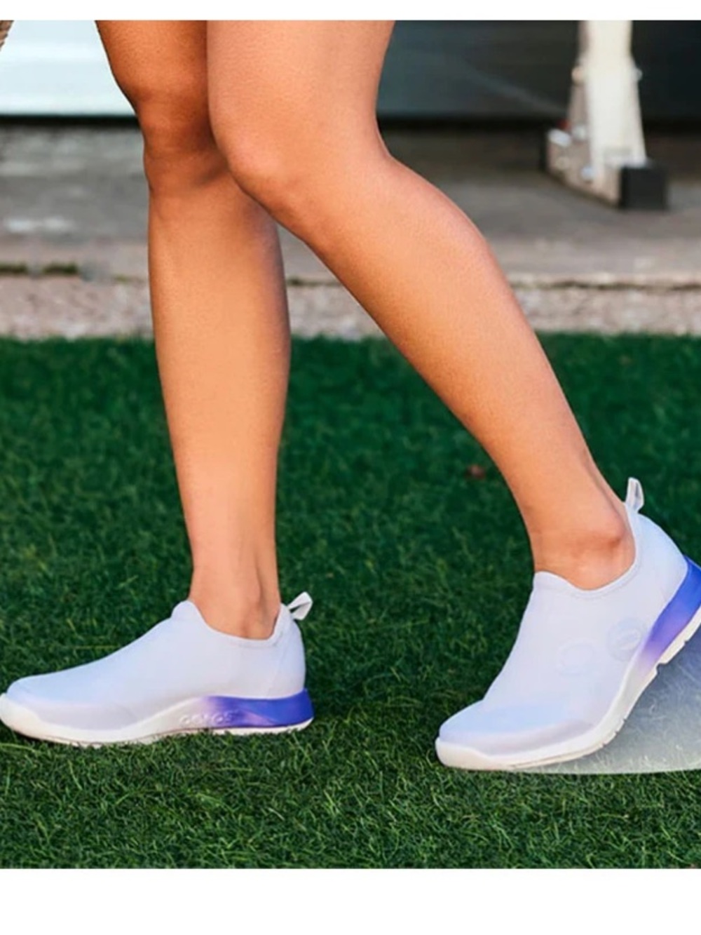 New Woman’s OOFOS 00mg Sport Shoe Slip-On Sneaker with Purple Heel Accent 9.5